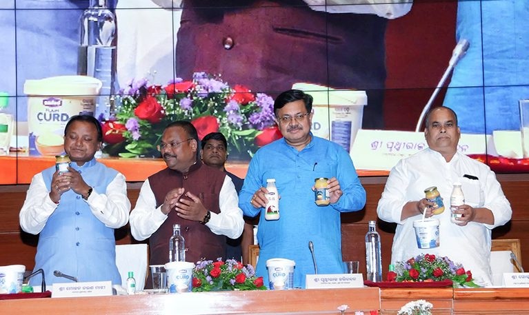 Good news for the dairy farmers of the state. From now on, the Omfed milk producers of the state will get 3 rupees more per liter from the government.