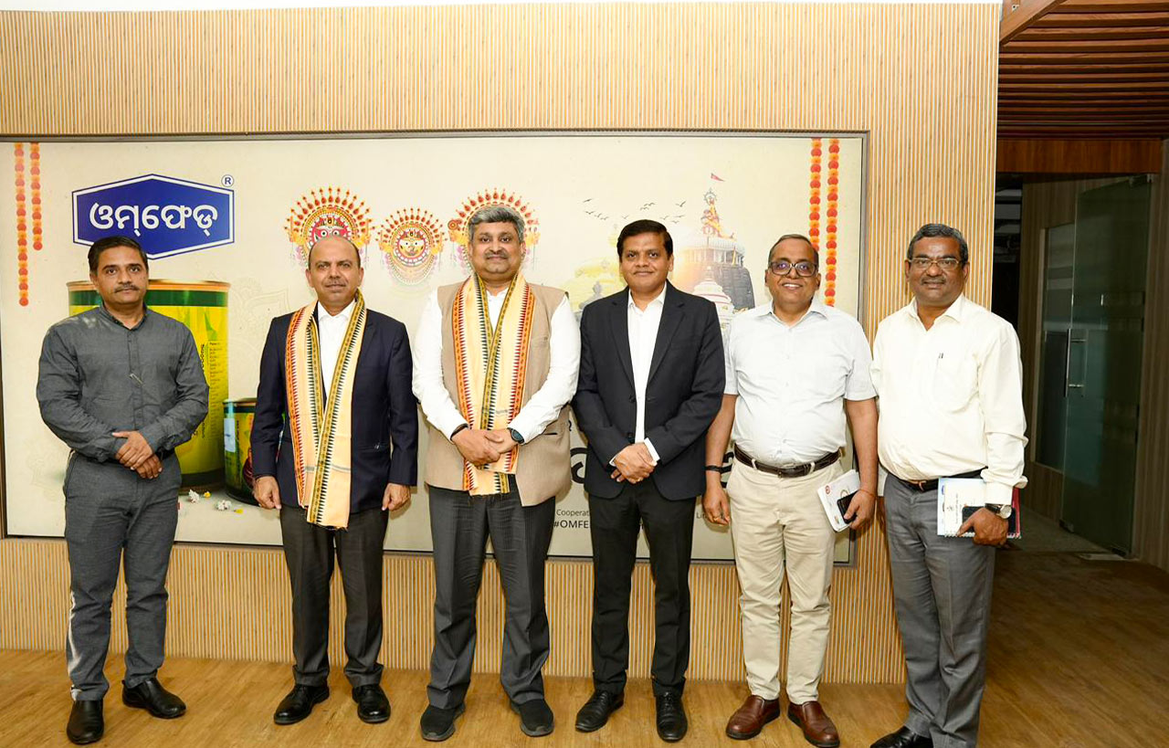 Union Cooperation Secretary Visits Omfed Headquarters; Assures Central Assistance